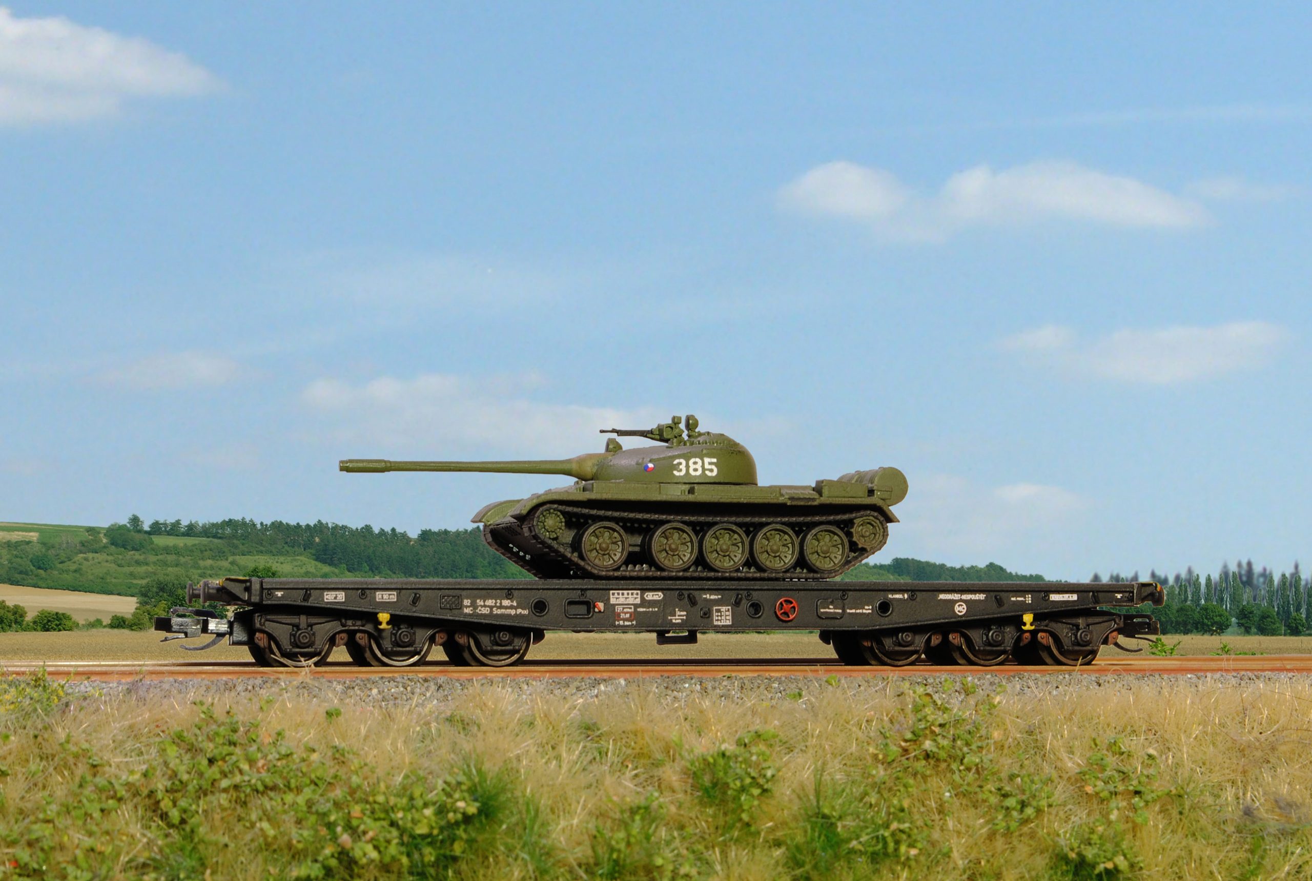 Heavy load car Sammp 10 with tank T-54/55 ČSD 1:120 - Image 5